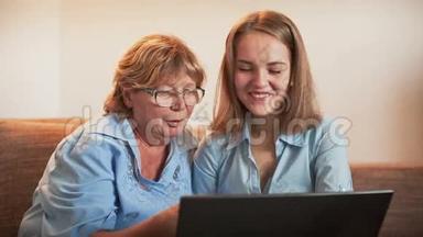 年轻女孩和老人学习笔记本电脑